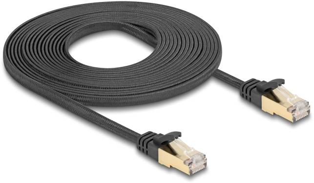 Plat, zwart Ethernet-kabel met twee gouden connectoren, geschikt voor computernetwerken en internetverbindingen.