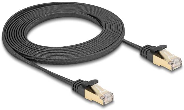 Een zwart, gevlochten Ethernet-kabel met goudkleurige connectoren, geschikt voor netwerkverbindingen.