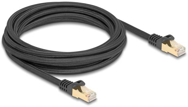 Een zwarte Ethernet-kabel met goudkleurige connectoren aan beide uiteinden, opgerold en geplaatst in het midden van de afbeelding.