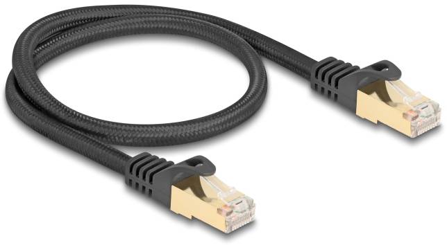 Zwart Ethernet-kabel met goudkleurige RJ45-connectoren aan beide uiteinden, opgerold op een witte achtergrond.