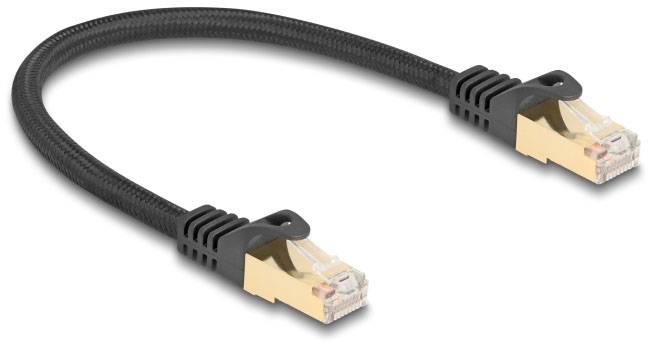 Zwart Ethernet-kabel met twee goudkleurige aansluitingen aan de uiteinden, gebruikt voor het verbinden van apparaten in een netwerk.