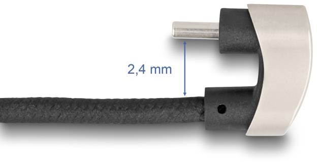 Zwart netwerkkabel met haaks aangesloten stekker en een lengte van 2,4 mm uit metaal, gevat in een zilveren behuizing.