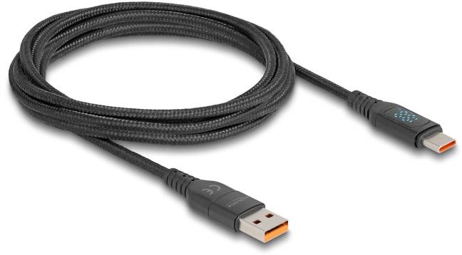 Een zwart gevlochten USB-kabel met een USB-A-stekker aan de ene kant en een USB-C-stekker aan de andere kant.
