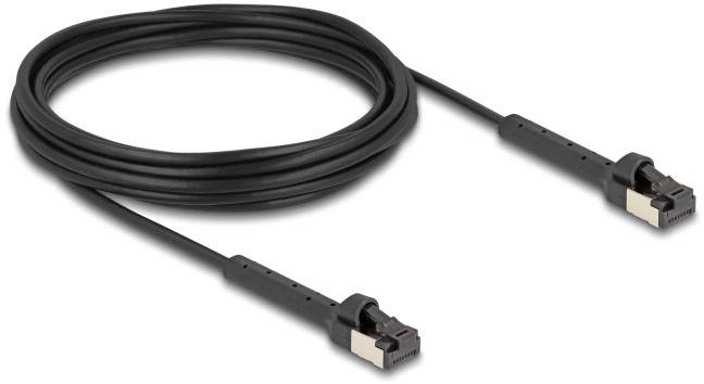 Een zwart netwerkkabel met RJ45-connectoren aan beide uiteinden, geschikt voor Ethernet-verbindingen.