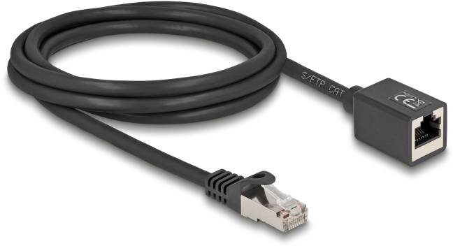 Netwerkkabel met RJ45-stekker en koppeling, geschikt voor Ethernet-verbindingen. Zwart, afgeschermd kabel voor veilige gegevensoverdracht.