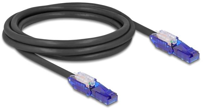 Zwart netwerkkabel met blauwe connectoren aan beide uiteinden, geschikt voor het verbinden van apparaten in een lokaal netwerk.