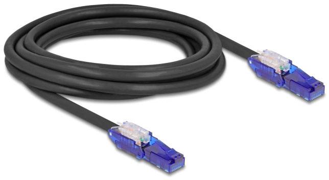 Een zwarte Ethernet-kabel met blauwe aansluitingen aan beide uiteinden, opgerold.