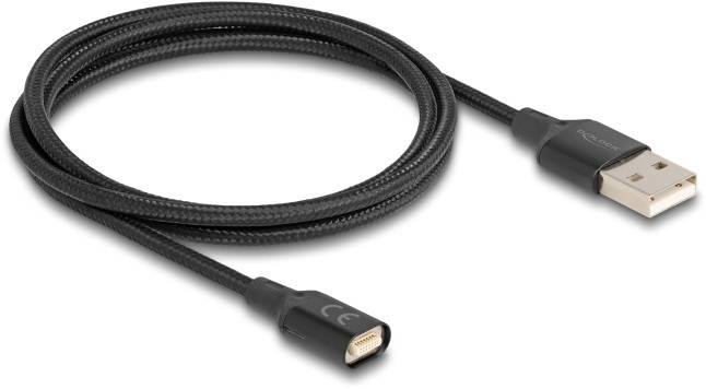 Zwart USB-kabel met USB-A-stekker aan de ene kant en Mini-USB-stekker aan de andere kant, geschikt voor apparaataansluitingen.