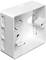 Lege witte kunststof inbouwdoos met meerdere voorgestanste openingen voor het doorvoeren van kabels of leidingen bij wandmontage.