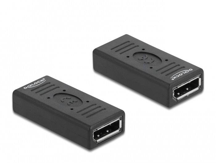 Twee zwarte adapters met USB-poorten die naast elkaar liggen op een witte achtergrond.