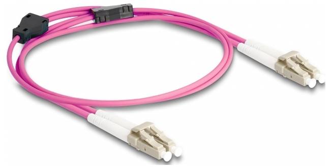 Roze glasvezelkabel met twee connectoren aan de uiteinden. Gebruikt voor snelle datatransmissie in netwerken.