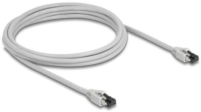 Een grijs netwerkkabel met twee identieke stekkers aan de uiteinden ligt opgerold op een witte ondergrond.