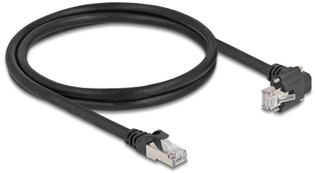 Een zwarte Ethernet-kabel met twee RJ45-connectoren, die wordt gebruikt voor netwerkverbindingen.