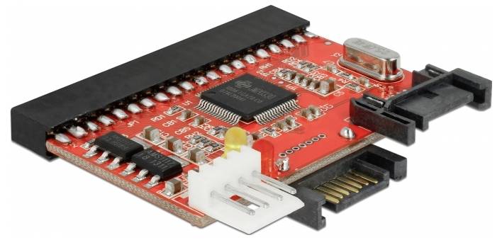 Een rode printplaat met verschillende elektronische componenten, inclusief een centrale chip en aansluitpoorten, gebruikt in computers.