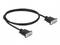De afbeelding toont een zwarte VGA-kabel met twee stekkers aan de uiteinden, die worden gebruikt voor het aansluiten van computers op monitoren.