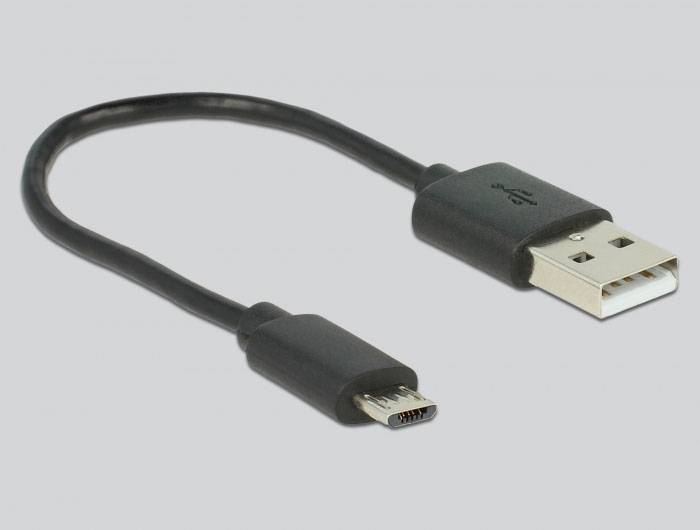 Een zwart USB-naar-Micro-USB-kabel, ongeveer 30 cm lang. De kabel wordt gebruikt voor het aansluiten van apparaten zoals smartphones of tablets op een computer of oplader.