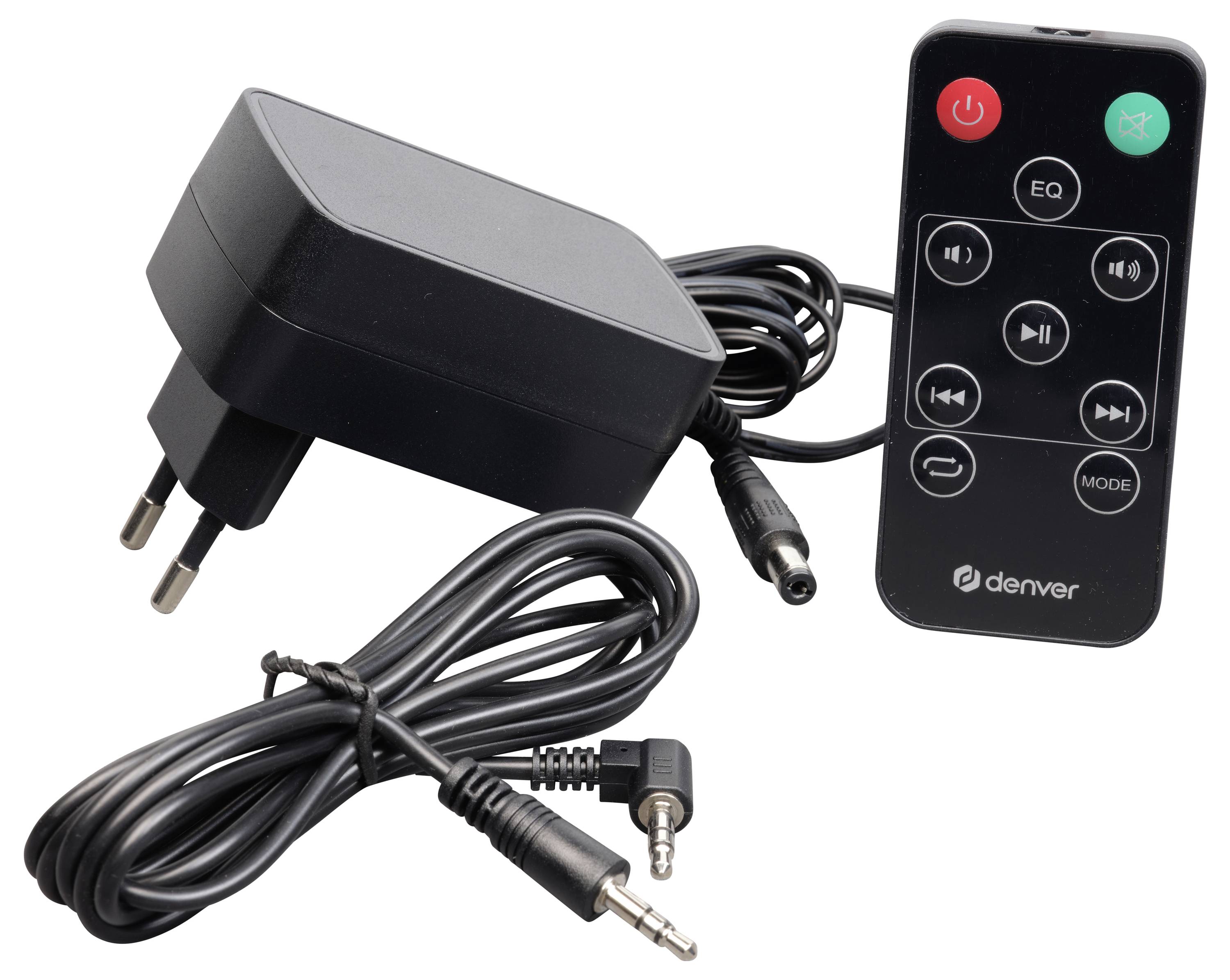 Voedingsadapter met kabel en afstandsbediening van Denver. De afstandsbediening heeft knoppen voor EQ, afspelen, modus en oproepbeantwoording.