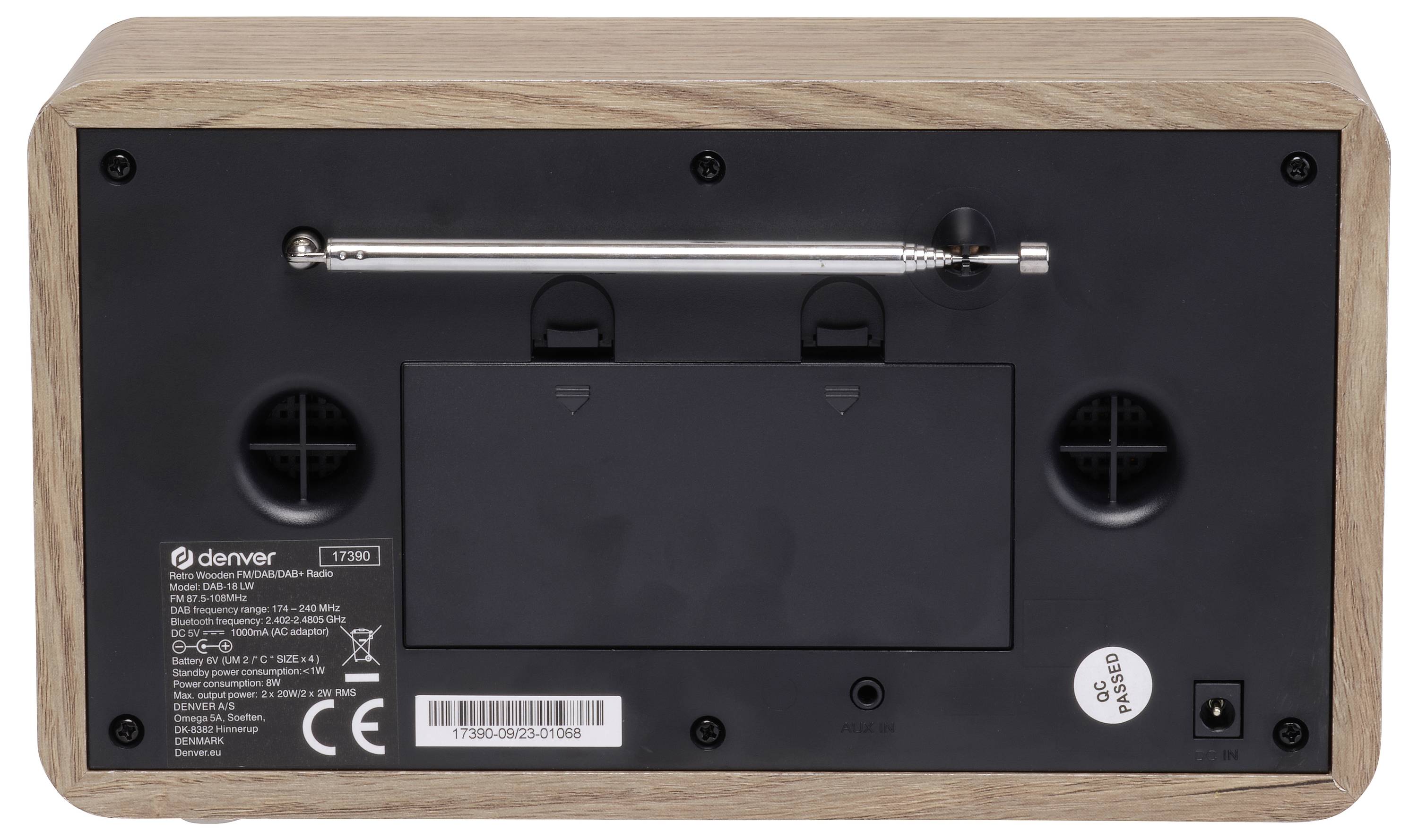 De achterkant van een houten radio met een uitgeschoven telescoopantenne, twee luidsprekeropeningen en verschillende aansluitingsmogelijkheden.