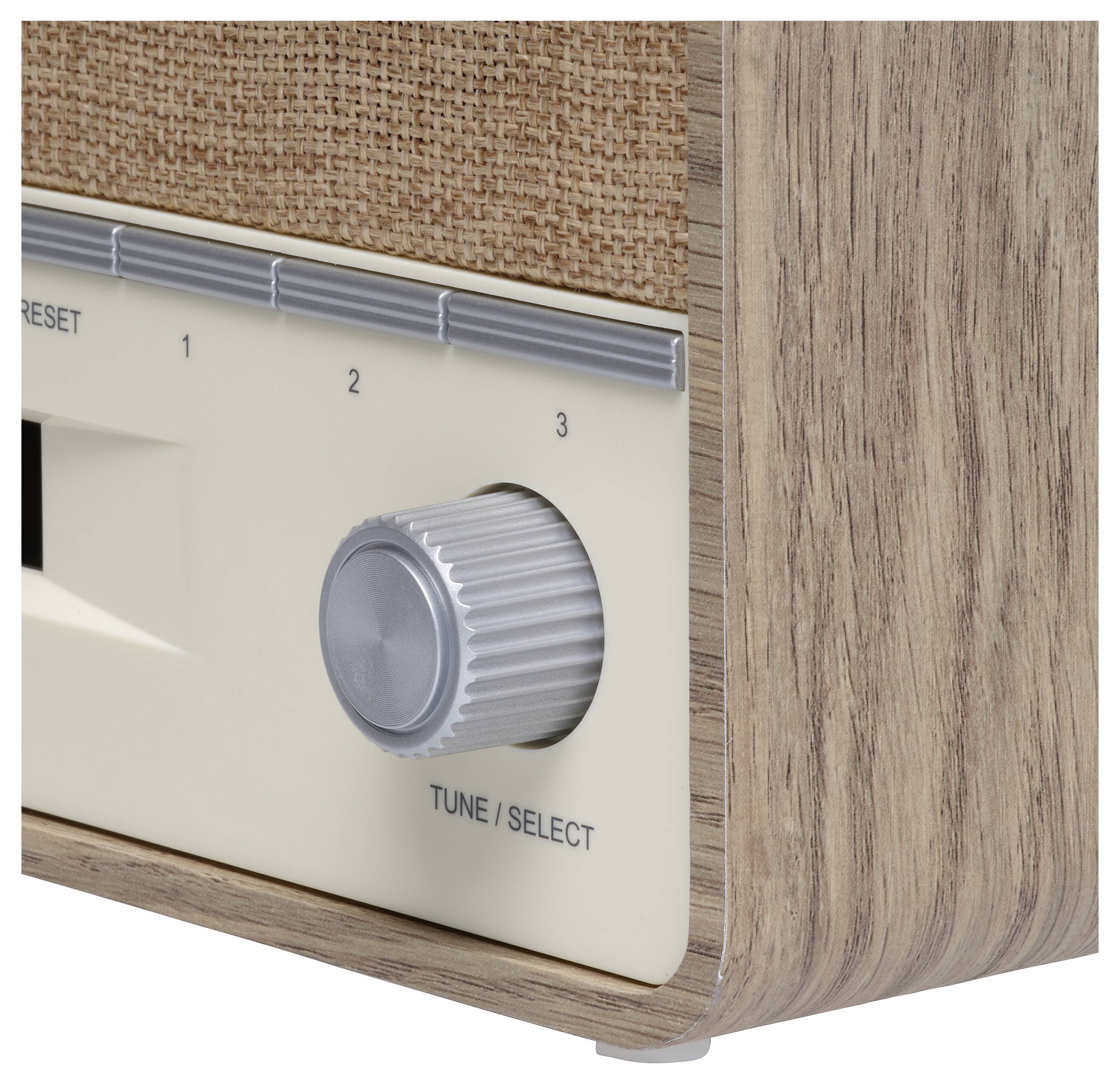 Retro-radio in houtlook met zilveren draaiknop voor 'Tune/Select' en schaal met nummers, presenteert klassiek design.