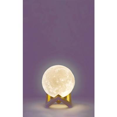 Een lamp in de vorm van een stralende volle maan op een klein houten standaard voor een paarse achtergrond.
