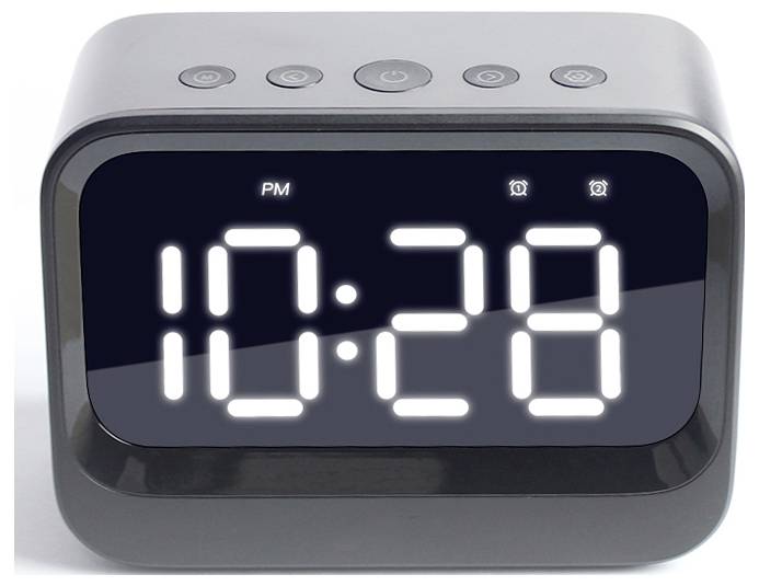 Een digitale wekker toont '10:28 PM'. Bovenaan bevinden zich verschillende knoppen voor bediening.