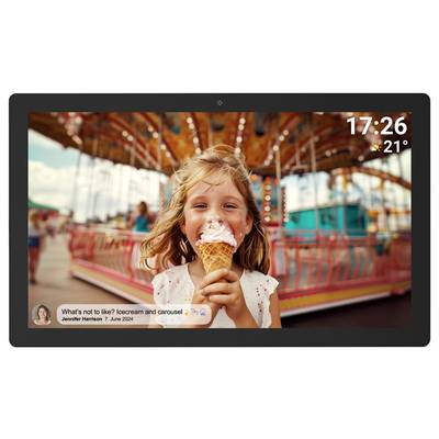 Meisje eet ijs voor een carrousel. Rechtsboven tijdstip '17:26', weer '21°C'. Onderaan tekst: 'Wat valt er te mopperen? IJsje en carrousel!'