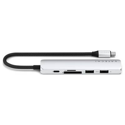 Een zilveren USB-C-hub met meerdere aansluitingen, waaronder USB, HDMI en kaartlezer, dient om de functionaliteiten van een laptop uit te breiden.
