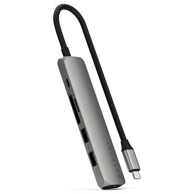 Een USB-C-hub met meerdere poorten, inclusief USB-A, SD-kaartlezer en HDMI, van het merk Satechi. Adapterkabel bovenaan.
