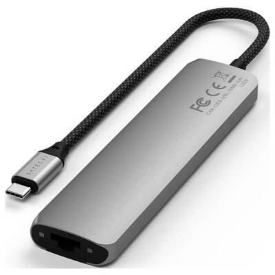 Een zilveren USB-C-adapter met meerdere poorten, waaronder een Ethernet-aansluiting, gemarkeerd met CE- en FCC-tekens.