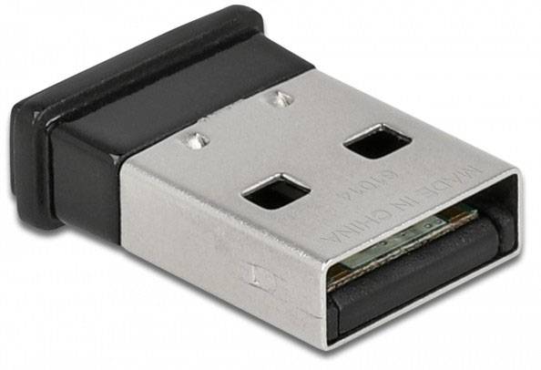 Een kleine USB-adapter in zilverkleurige uitvoering met smalle, rechthoekige stekker. Geschikt voor draadloze aansluiting van apparaten.