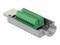 Een USB-apparaat met groene aansluitklemmen, gemonteerd op een zilveren metalen rail, voor elektrische aansluiting.