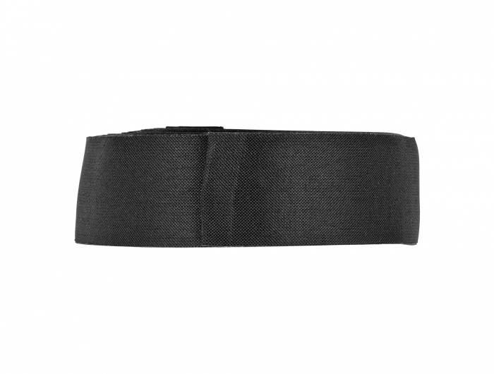 Een zwarte riem ligt op een wit oppervlak, met een gladde gestructureerde oppervlakte, zonder zichtbare gesp.