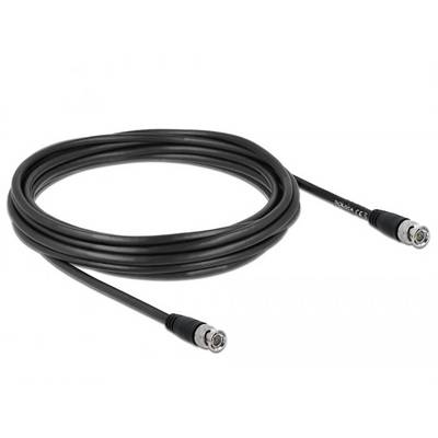 Een zwarte coaxkabel met twee connectoren aan de uiteinden, opgerold op een oppervlak.