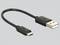 Een zwart USB-kabel met een standaard USB-A-stekker aan de ene kant en een micro-USB-stekker aan de andere kant.
