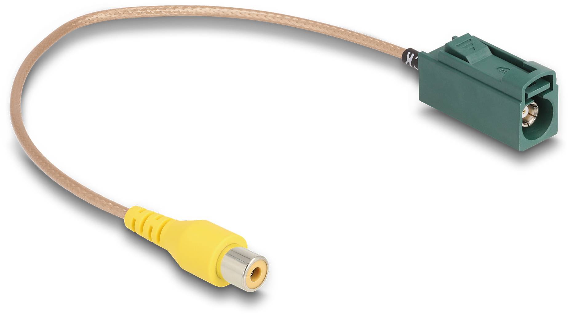 Een geel-bruin kabel met een gele RCA-stekker aan het ene uiteinde en een groene Fakra-stekker aan het andere uiteinde ligt op een witte achtergrond.