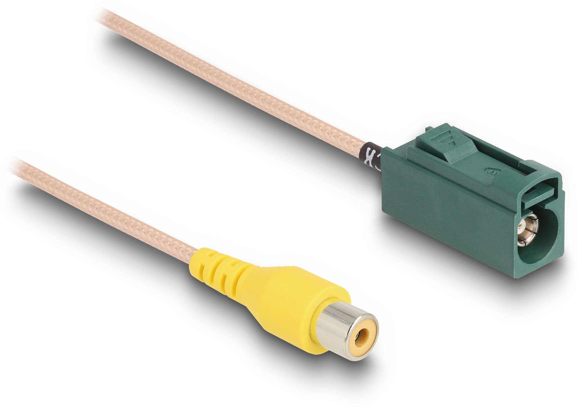 Een audiokabel met een gele RCA-stekker aan de ene kant en een groene Fakra-stekker aan de andere kant, voor signaaloverdracht.