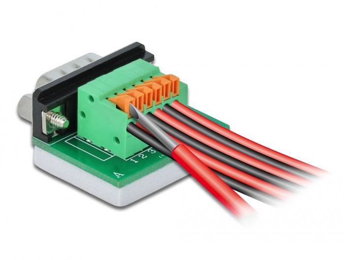 Een groene en oranje stekker met meerdere rode en grijze kabels, aangesloten op een elektronische printplaat.