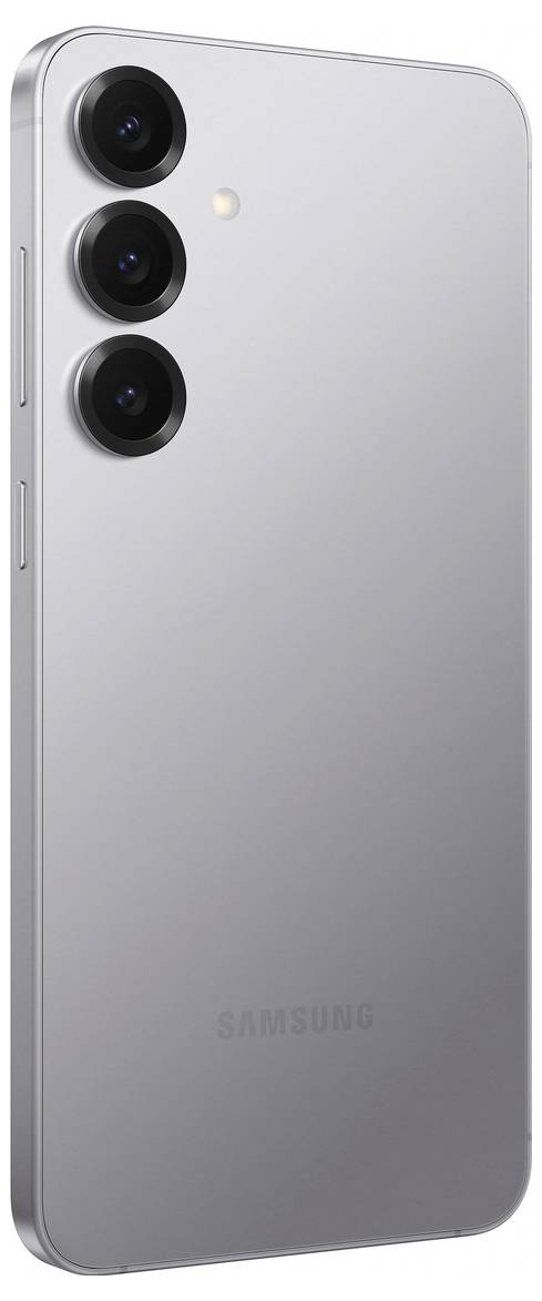 Achteraanzicht van een moderne smartphone met drie cameralenzen in verticale configuratie en een zilverkluis behuizing.