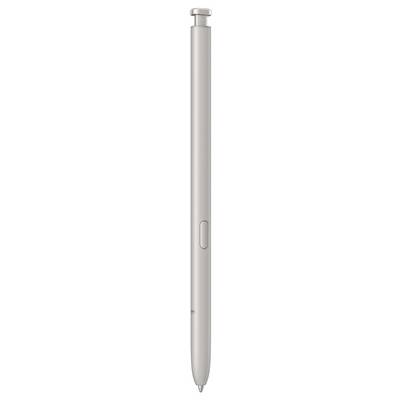Een zilveren, cilindrische stylus met een knop aan de zijkant, geschikt voor touchscreen-apparaten, ligt op een neutrale achtergrond.