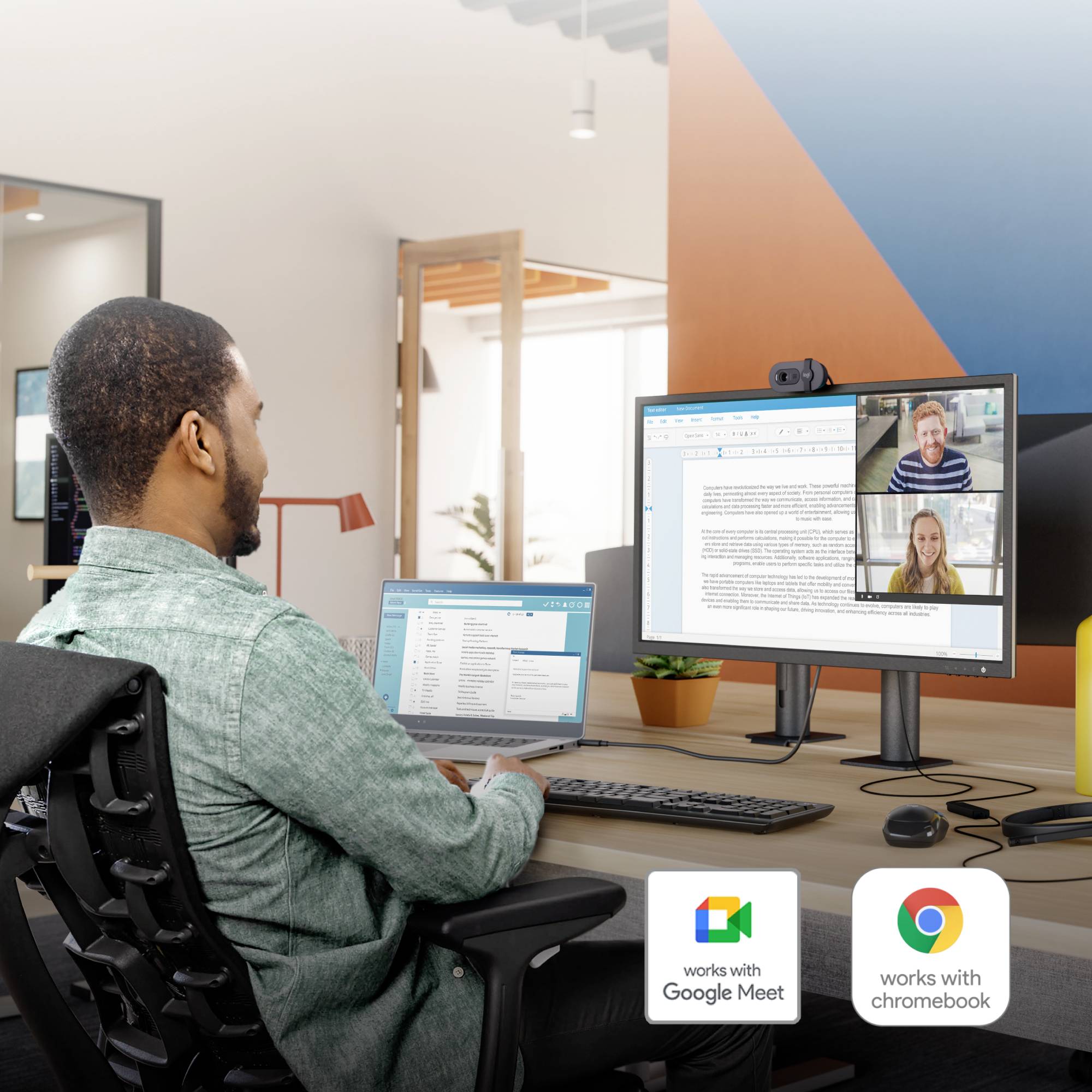 Een man werkt aan een bureau met twee monitors. Op één scherm is een videogesprek te zien, op de andere een document.