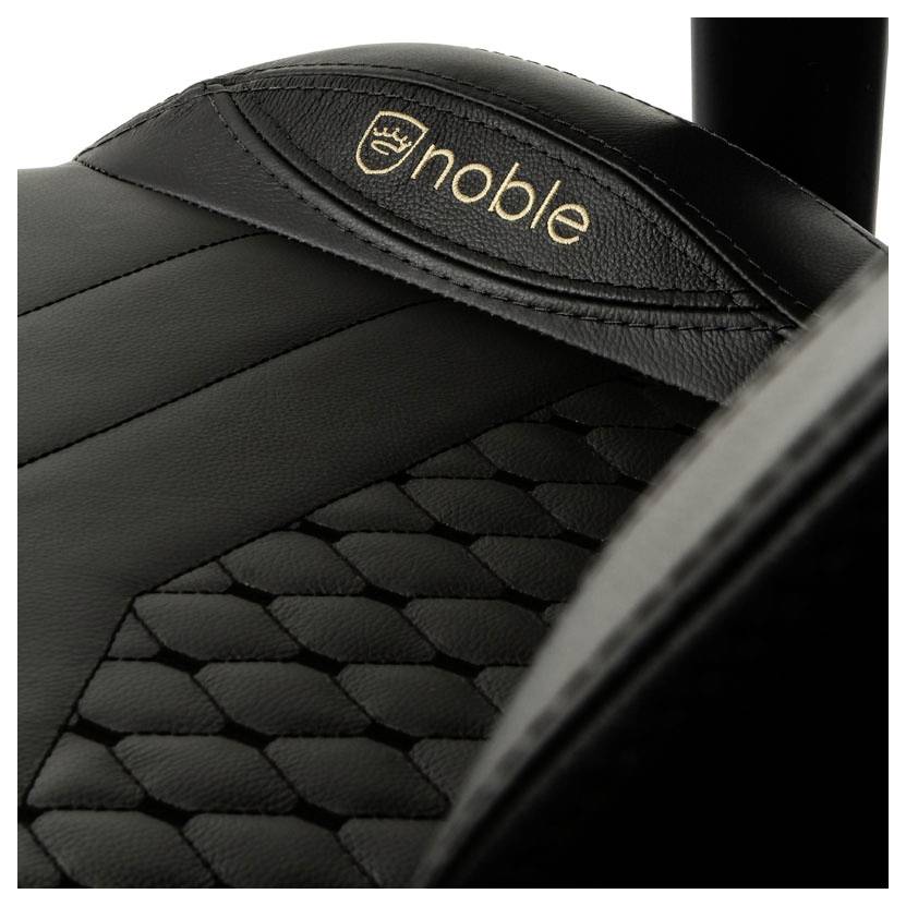 Zwarte stoel met een geëmbosseerd patroon, toont het logo 'noble' in gouden letters op een lederen oppervlak.