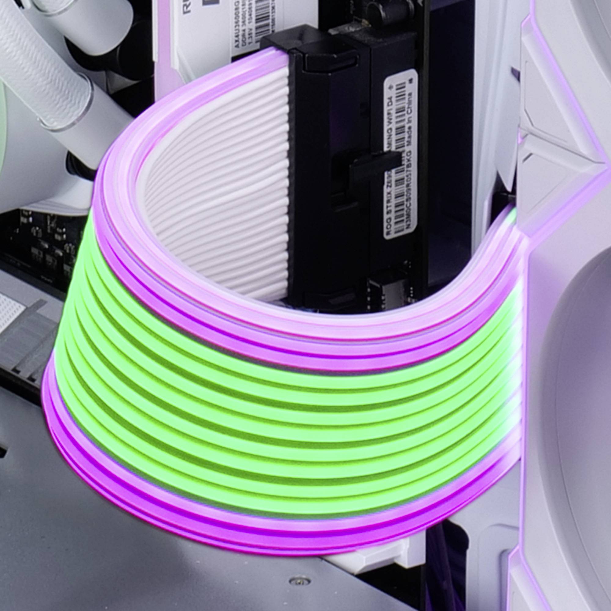 Een pc-behuizing toont verlichte, kleurveranderende kabels in groen en magenta, die zorgen voor computerverlichingseffecten.