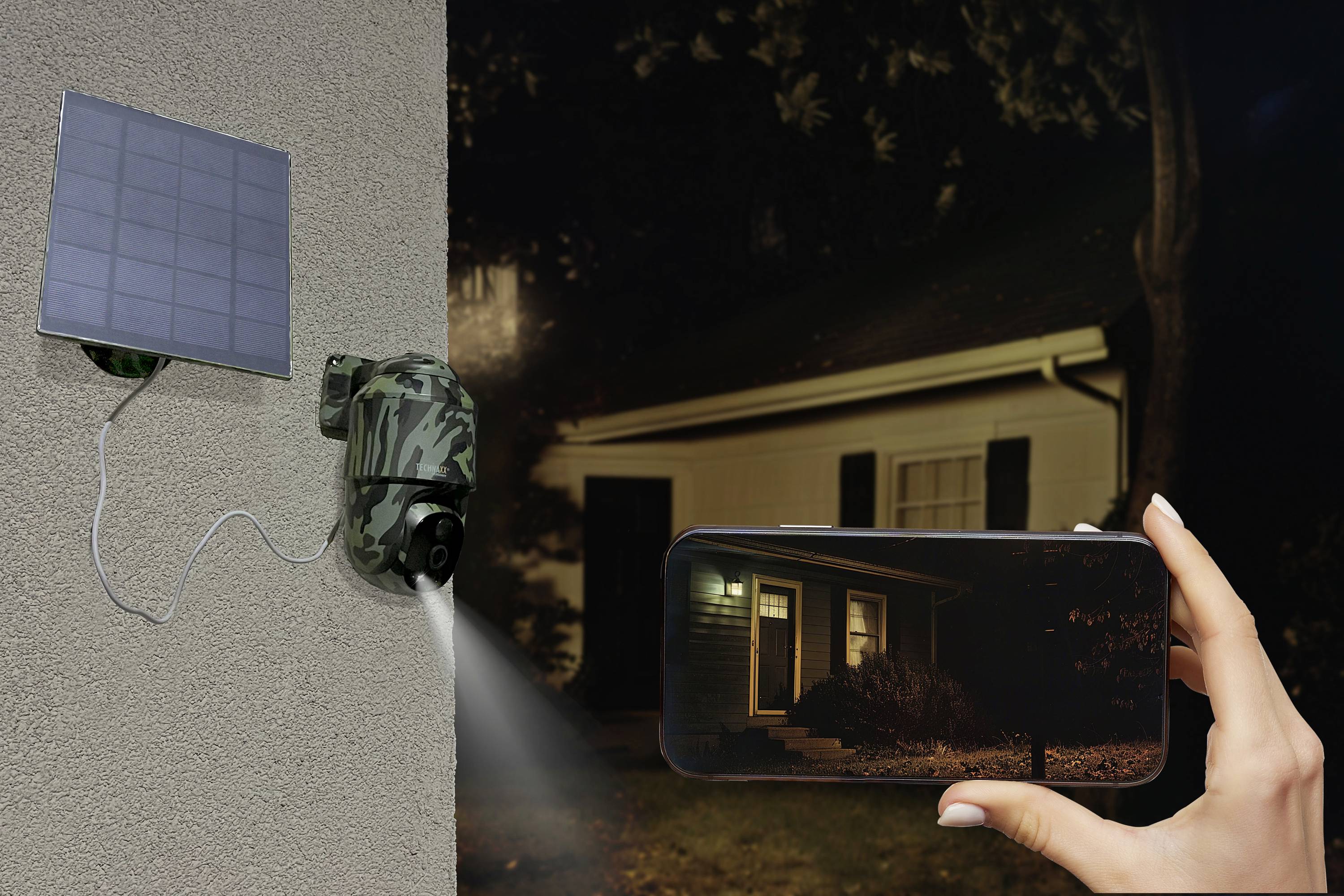 Een buitenbeveiligingscamera aan een huis stuurt live-video naar een smartphone. De camera heeft een zonnepaneel en het is nacht.