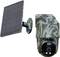 Solarcamera met camouflagemotief, gemonteerd op een wandsteun. Camera beschikt over nachtzicht en bewegingsdetectie, gevoed door een zonnepaneel.