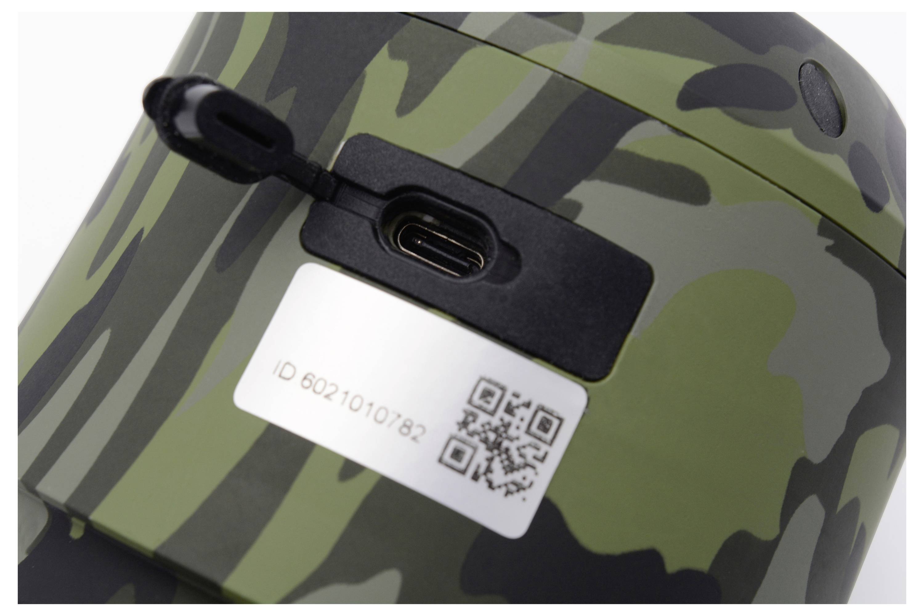 Een groene, camouflage-gekleurde camera met USB-aansluiting en een QR-code ernaast, met ID-nummer '6021010782'.