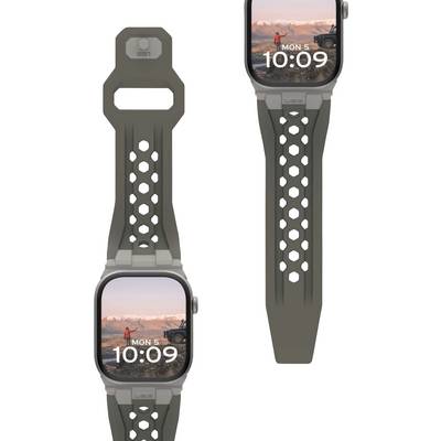 Een smartwatch met een grijs, geperforeerd bandje toont op het display een achtergrondafbeelding van een persoon met een terreinwagen in een landschap.