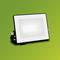 Een rechthoekige LED-schijnwerper met zwart frame op een groene achtergrond, toont verlichtingstechnologie voor buitengebruik.