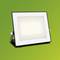 Rechthoekige LED-schijnwerper met witte lijst en mat glas op een groene achtergrond. Ideaal voor het verlichten van buitenruimtes.