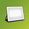 Een LED-schijnwerper met rechthoekig frame voor een groene achtergrond.