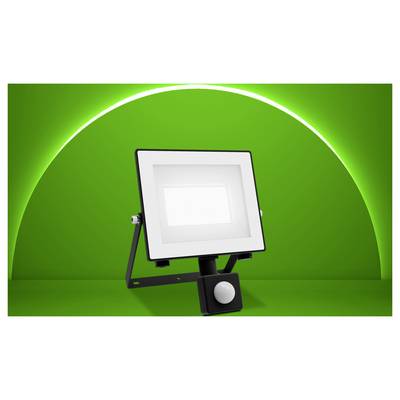Een moderne beveiligingsschijnwerper camera gemonteerd buiten tegen een felgroene achtergrond.
